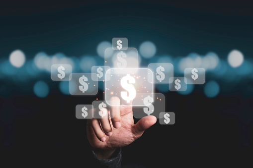 Uma mão a dar um presente